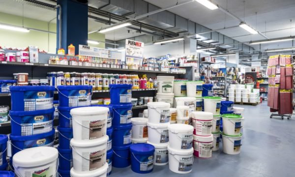 Geschäft Brixen Farben
