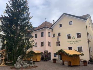 Fassadengestaltung Raiffeisenkasse Sarnthein